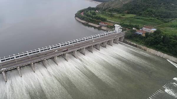 壮观！潍坊峡山水库开启15孔闸门泄水
