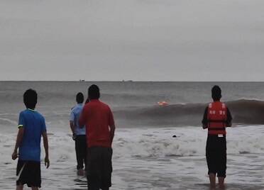 威海海岸警察利用水上无人救生机器人成功救助一名海上遇险男孩
