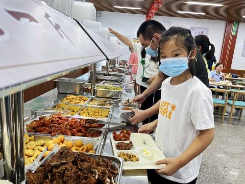 潍坊市潍城区：大食堂飘出“幸福味” 居民在家门口就能吃上“平价营养餐”
