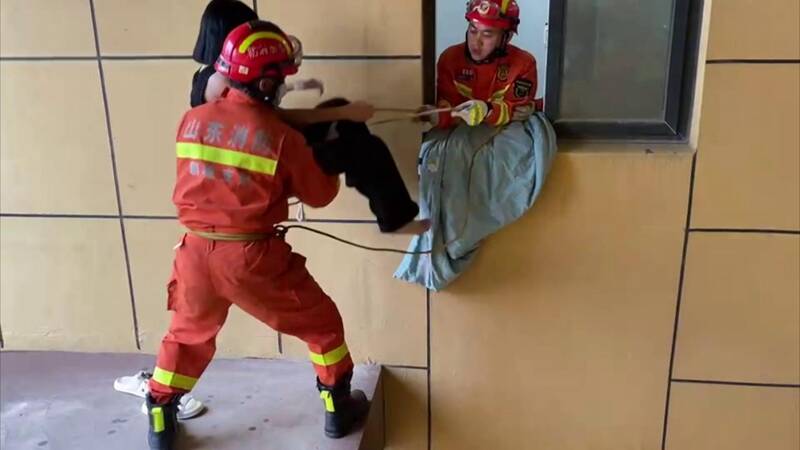这个抱抱很有安全感！16岁女孩被困12楼连梁，消防员跳窗成功施救