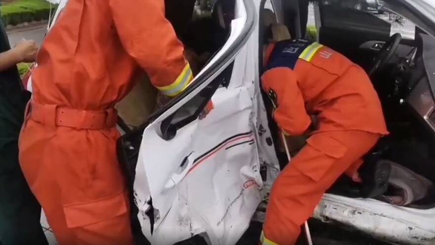 电动轿车与路杆相撞一人被困 潍坊消防紧急救援