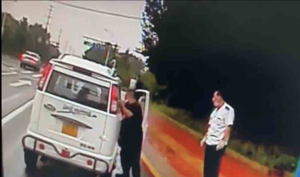 ​路遇三轮摩托车抛锚，公交司机帮推车十几米