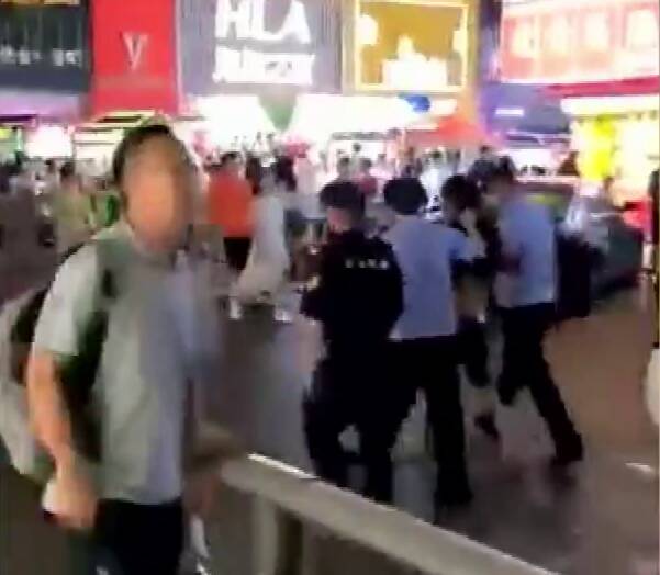 青岛台东步行街一男子诈骗后逆行刮碰车辆 警方通报：被执勤民警及市民群众合力抓获