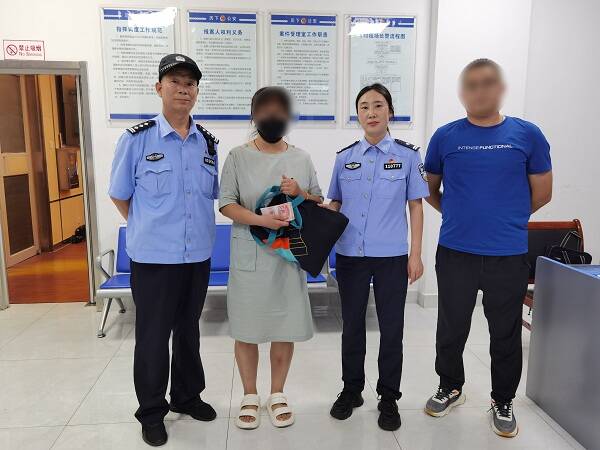 背包落在修车摊 济南历下民警为女子找回10000元救命钱