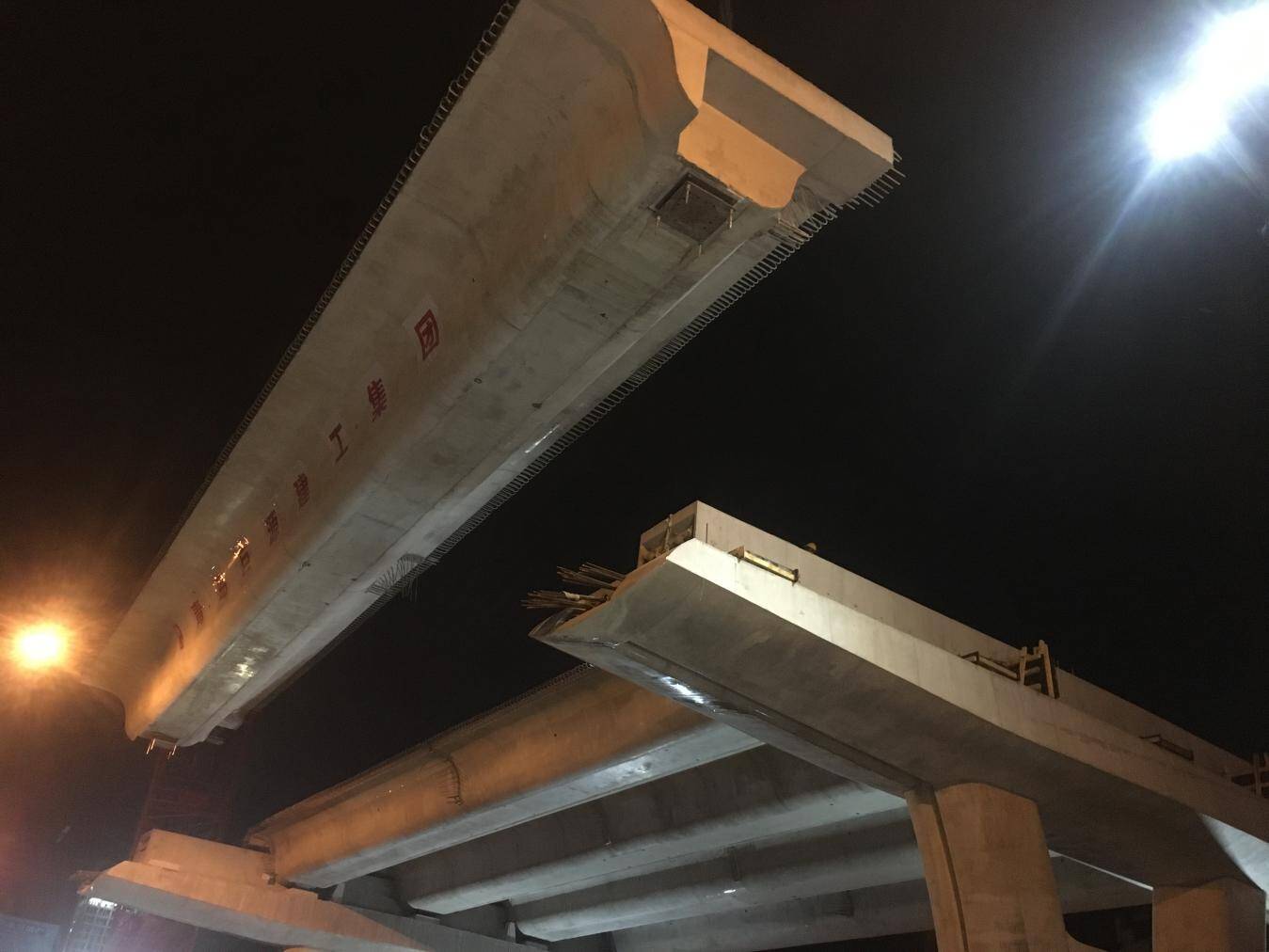 首跨预制箱梁架设完成 青岛市辽阳路快速路(福州路—海尔路段)进入高架桥面施工阶段_山东各地 _山东新闻_新闻_齐鲁网