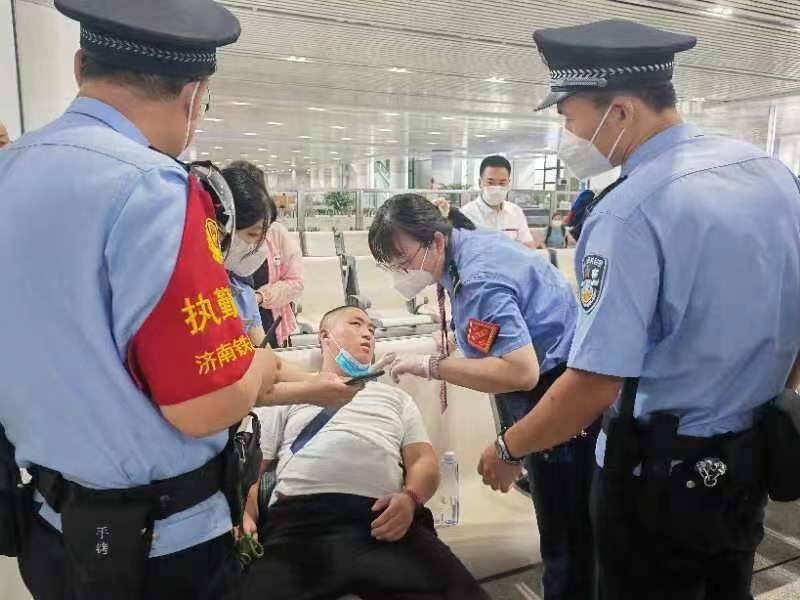 旅客突发疾病 曲阜东站工作人员上演暖心救援