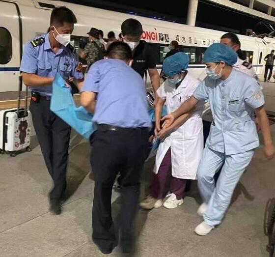 旅客突发疾病 曲阜东站开辟绿色通道紧急救援