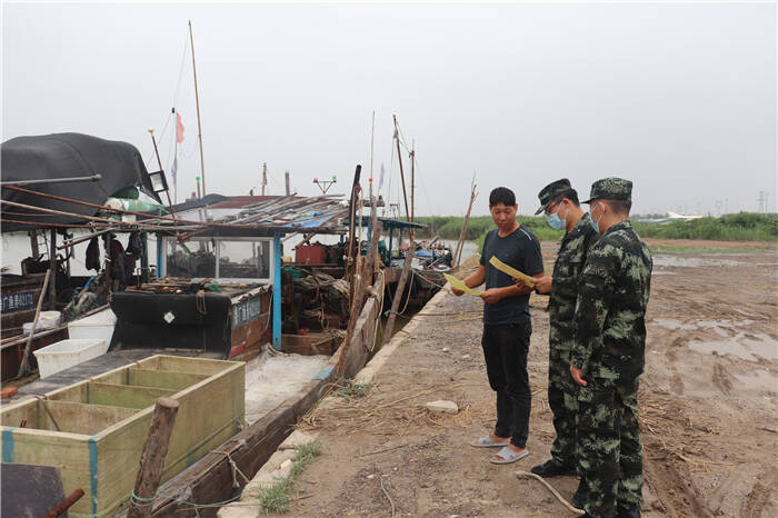 东营海警局协助渔船民做好防台防汛工作