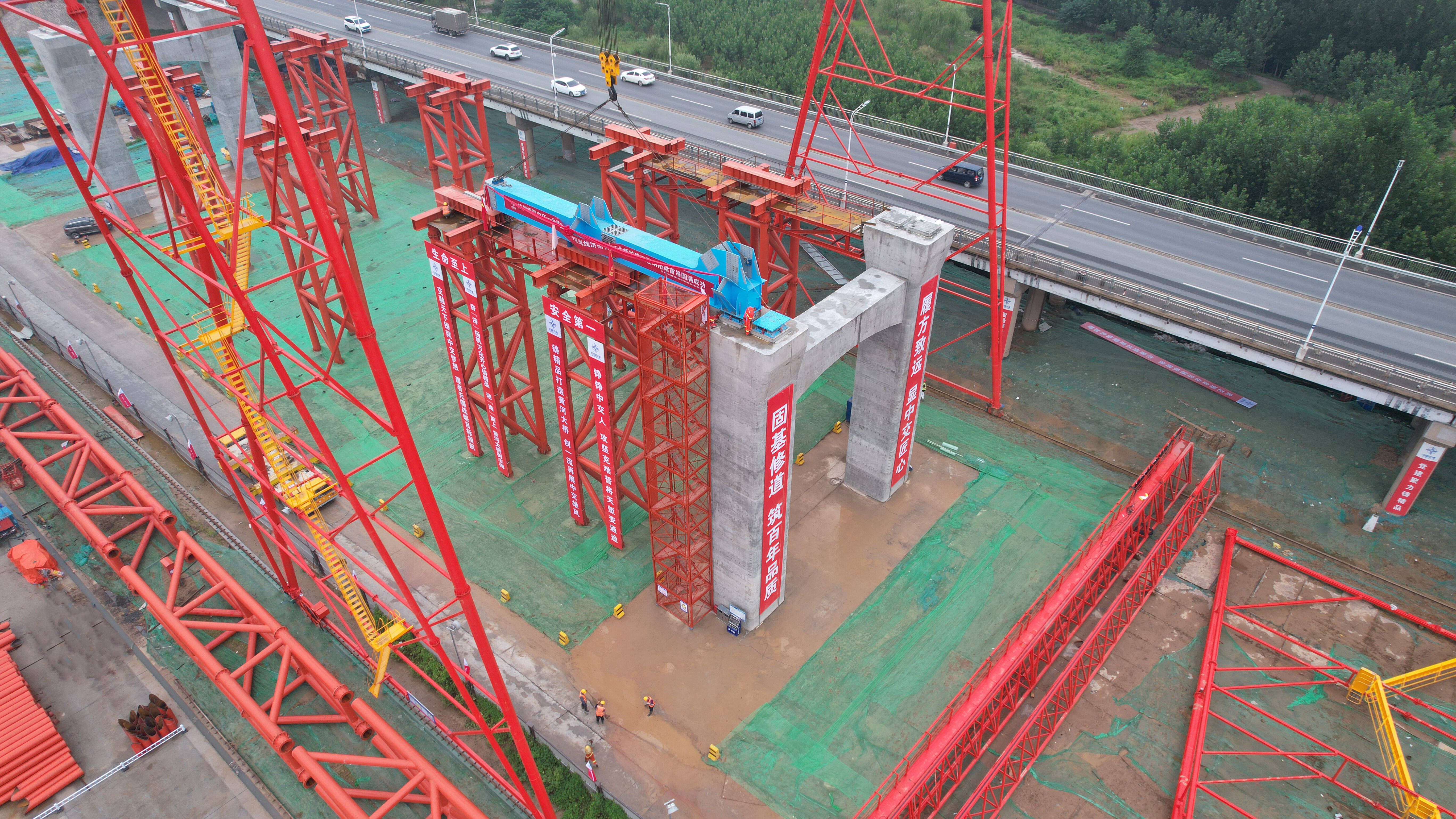 创造全国“跨黄”大桥“四项之最” 济南黄河公路大桥扩建工程南岸首节段钢桁梁开始架设