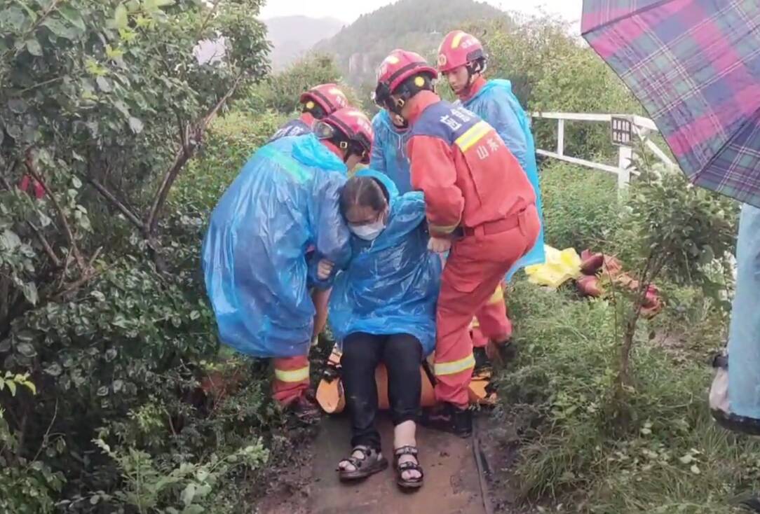济南：雨天路滑游客受伤被困山顶，消防紧急救助