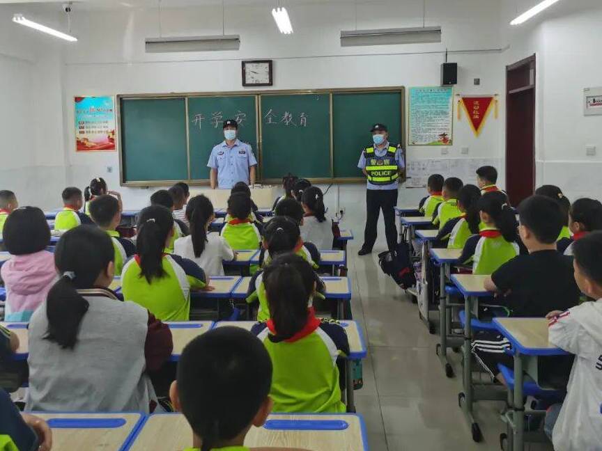 开学第一天，聊城市东阿警方为同学们奉上“平安开学礼”