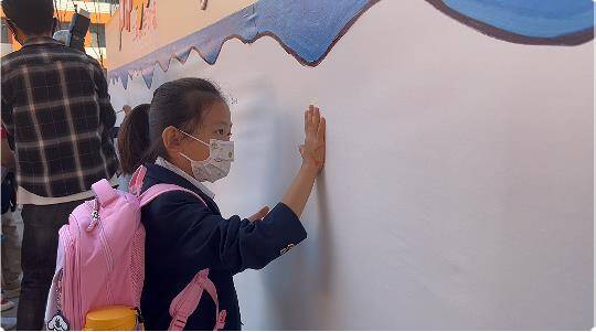 济南高新区一新建小学摘盲袋、按手印喜迎首批学生入学