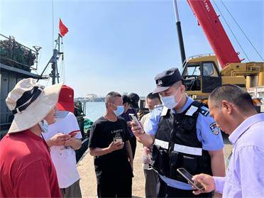 山东荣成：开海先“开课” ！海岸警察支队民警把安全送上船