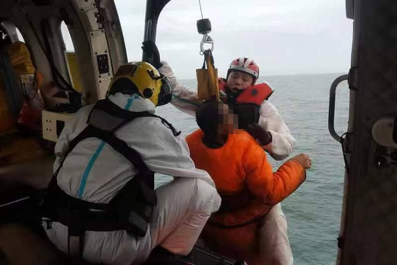 威海一渔船遇险沉没 直升机救起11人