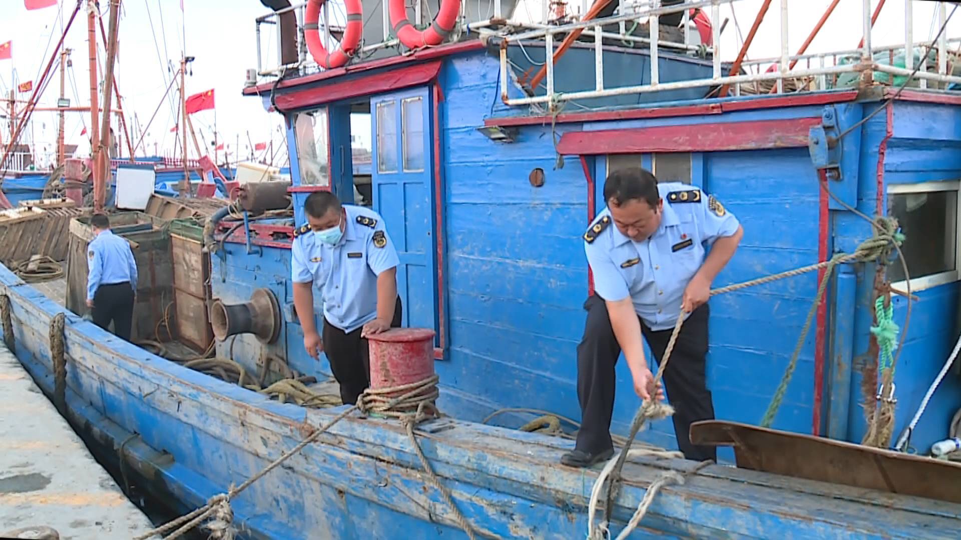 台风“轩岚诺”带来9-10级大风 烟台蓬莱550多艘渔船紧急回港避风