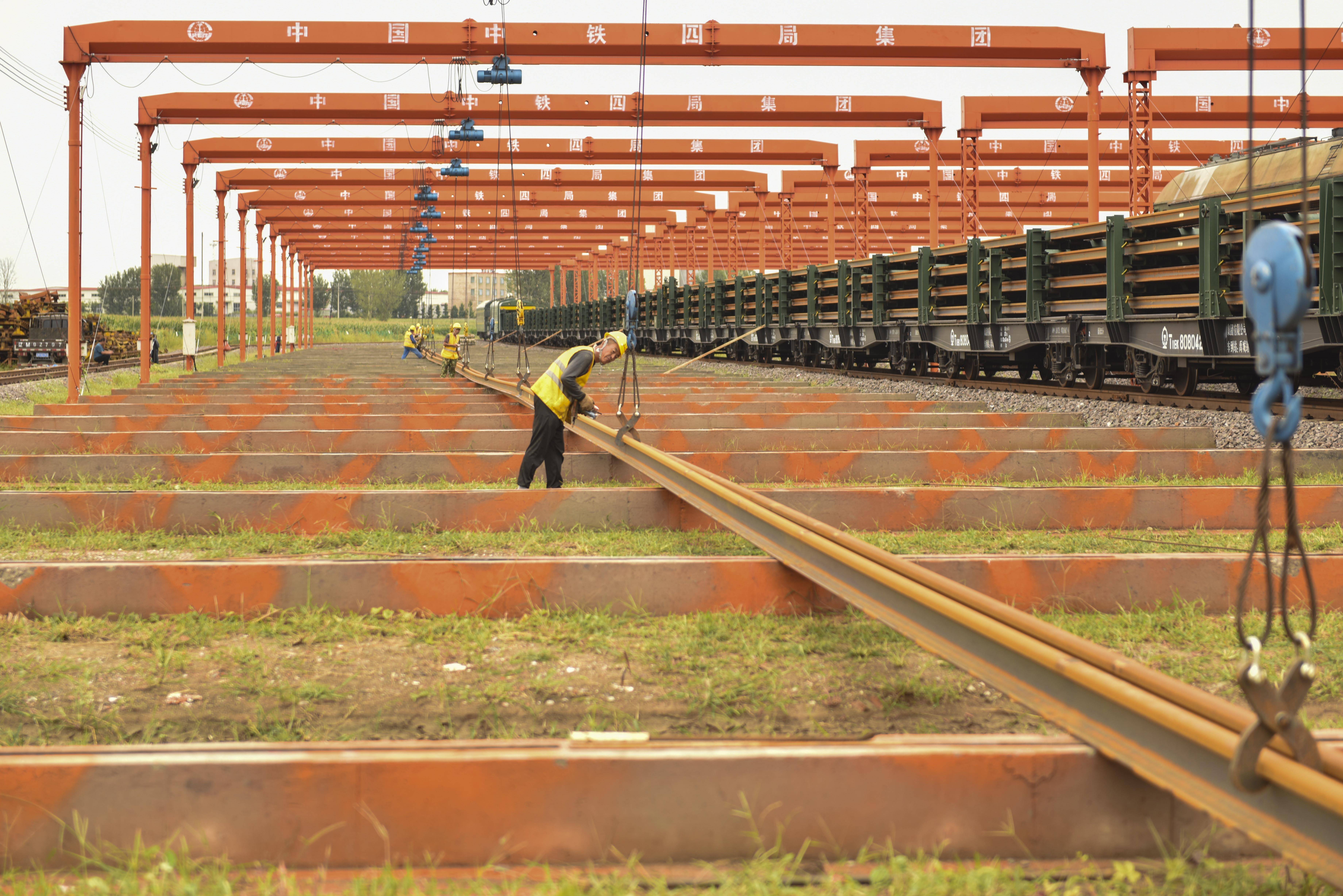 萊榮高鐵首列500米長軌進場 計劃2023年4月鋪軌