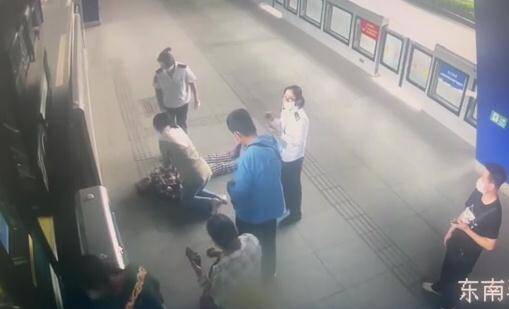 济南：等车时晕倒在公交站台 “马尾辫女孩”下车跪地救人