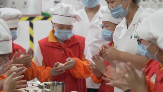 潍坊这些小学生自己动手做月饼 在劳动中欢度“别样”中秋节