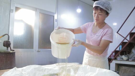 排队一个多小时只为尝尝“老味道” 潍坊百年老店一天卖出5000多斤重油月饼