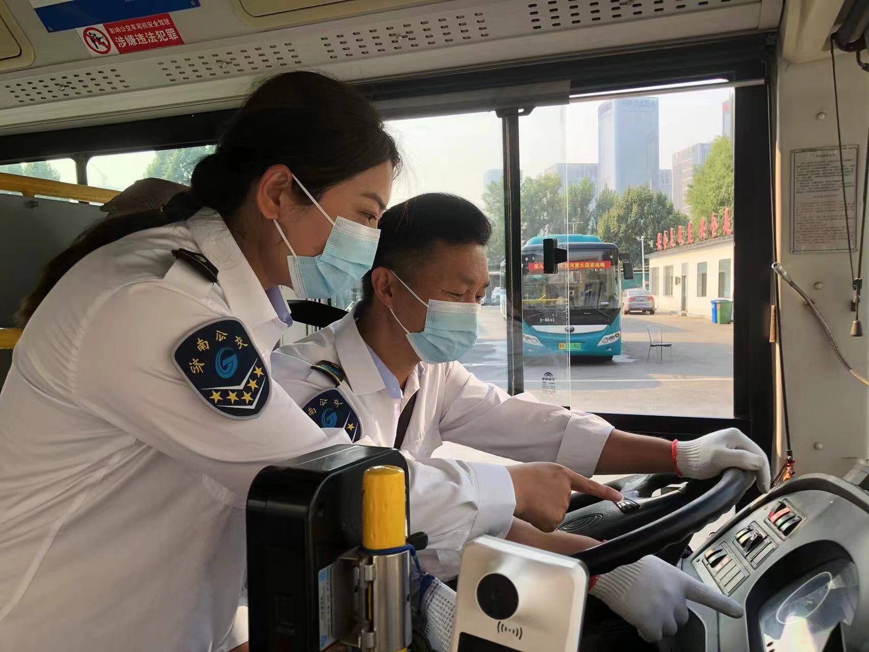 中秋遇上教师节，济南公交师徒二人为乘客送“团圆”
