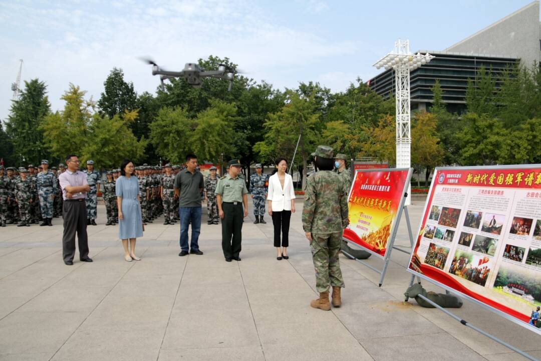 泰安6000余名学生参观国防和军队建设主题图片展