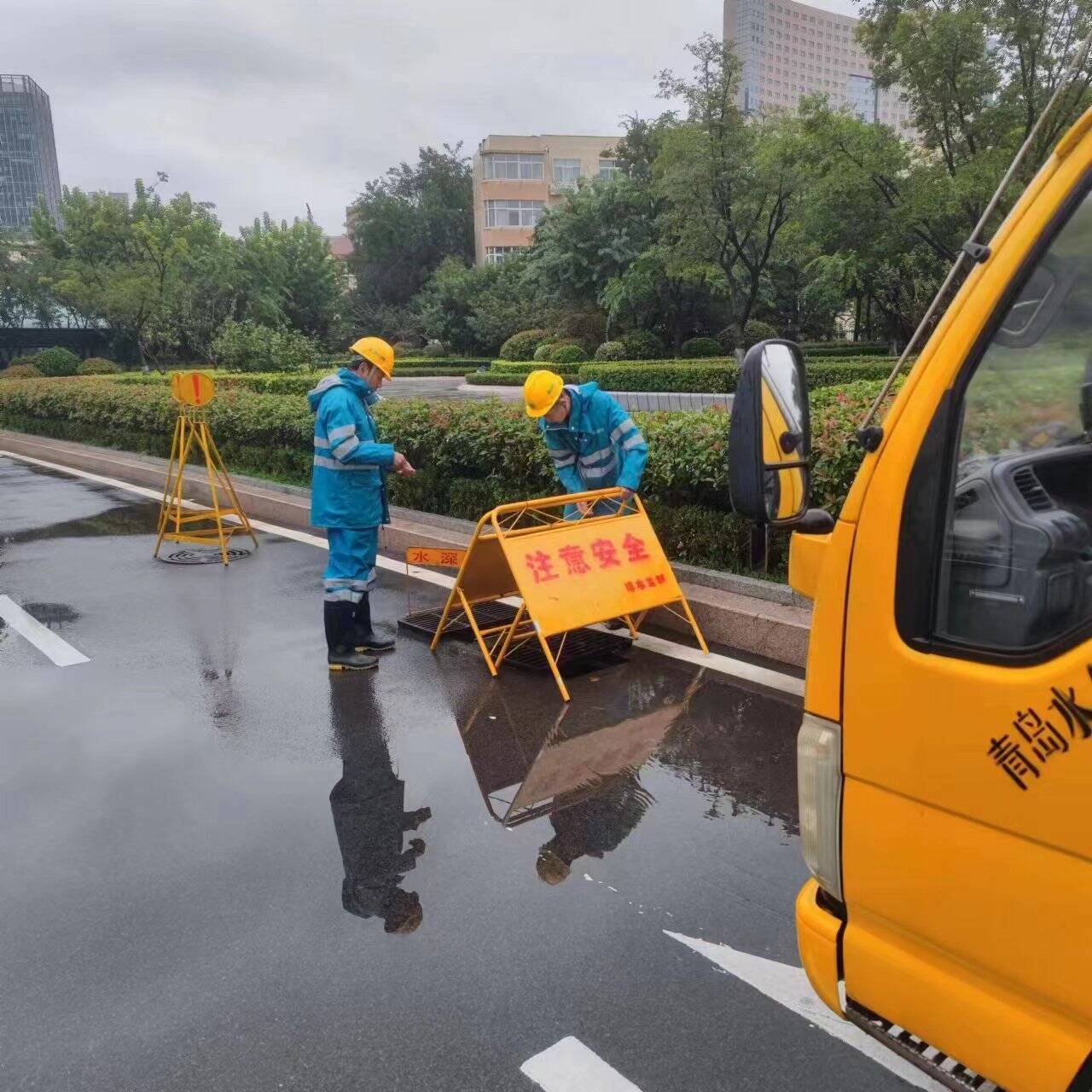 迎臺風保暢通 青島市區300余名專業排水人員堅守一線