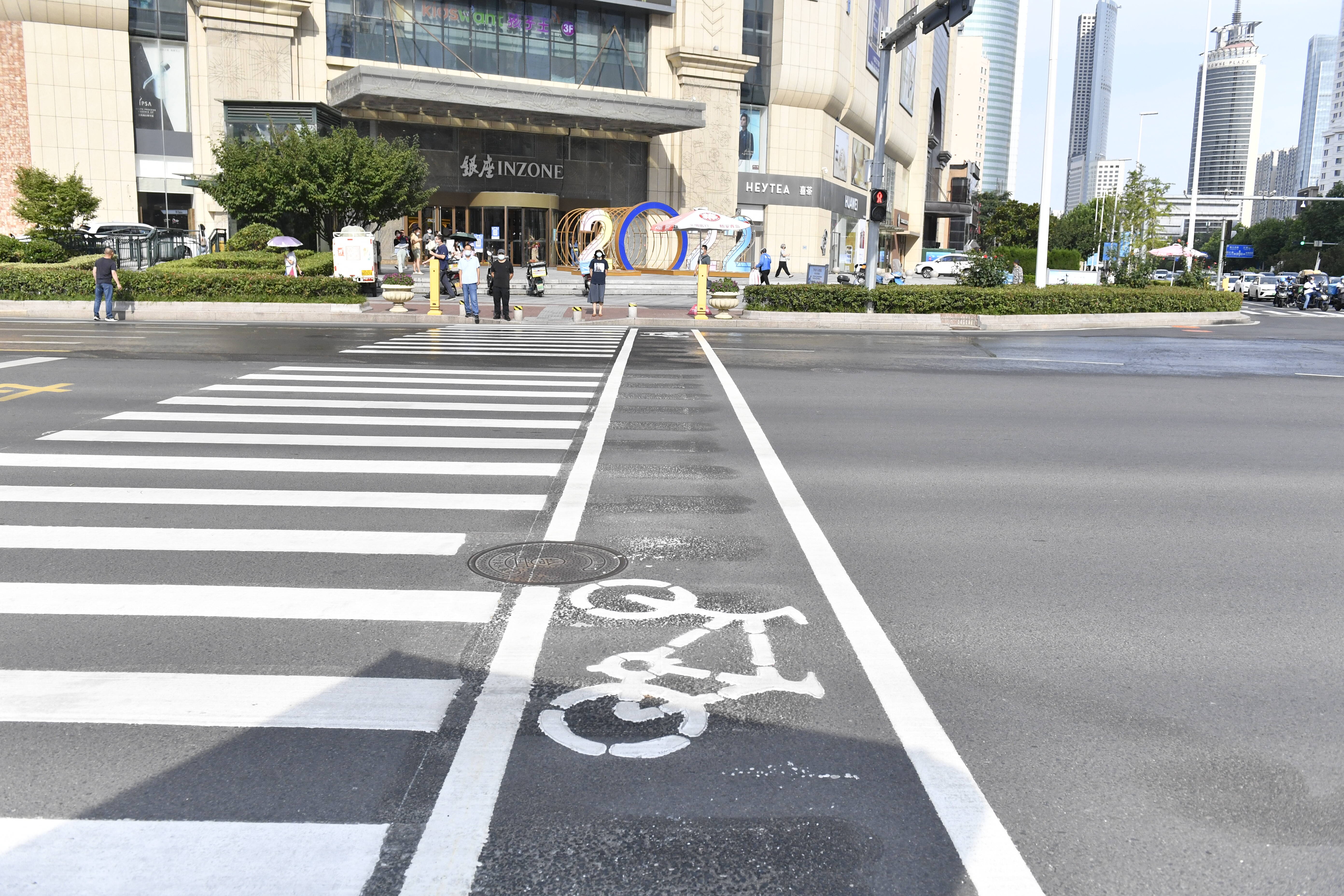 青岛市南交警设立首个“非机动车道”  “路口小提升”让城市更有温度