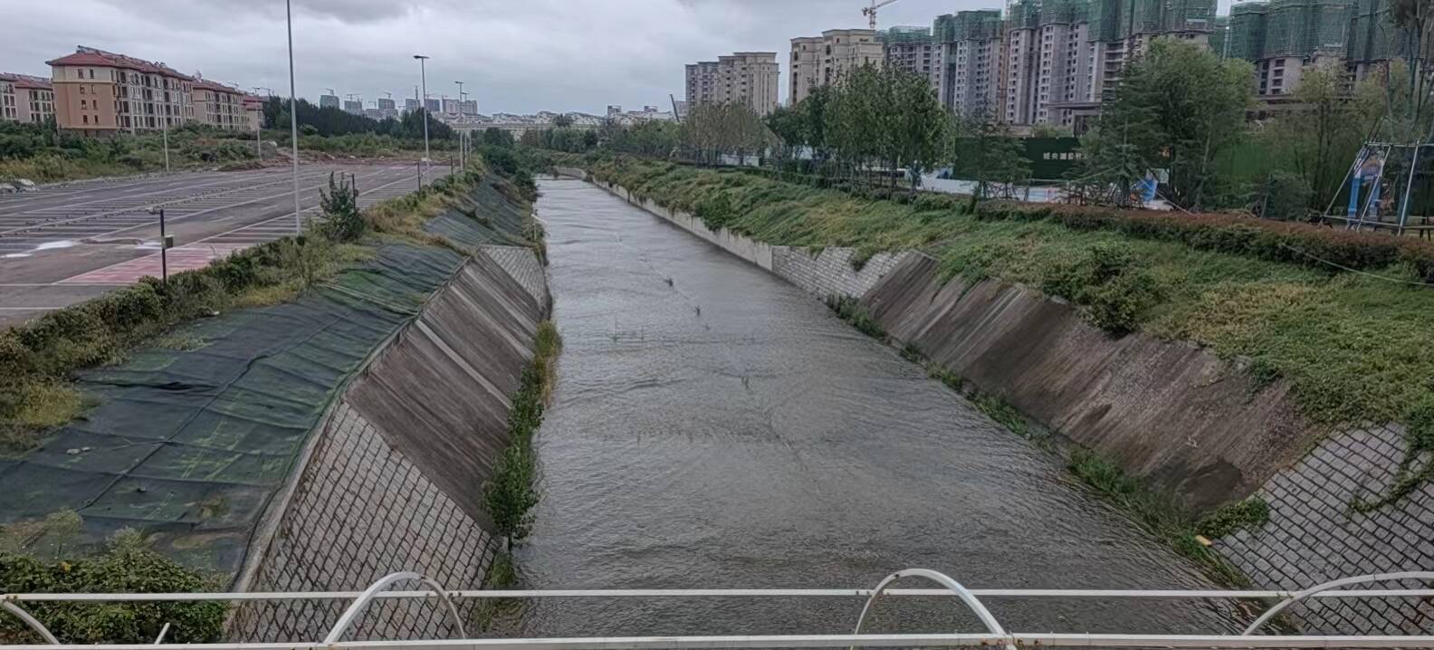 迎臺風科學調度水工程 青島市7座中型水庫提前放水泄洪