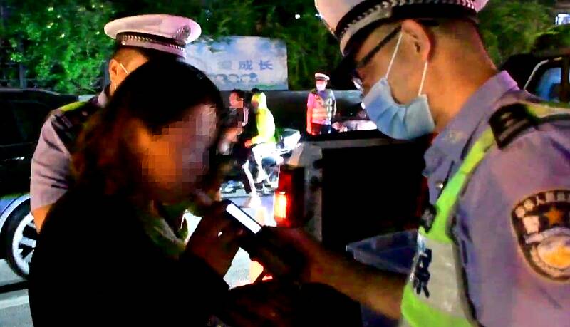 济南：女子经不住领导劝酒，一杯啤酒下肚后骑车被抓个正着