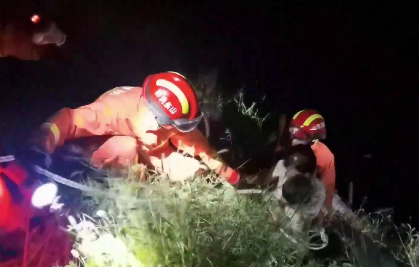 4岁男童野外走失跌入废弃石塘 临沂消防紧急搜救