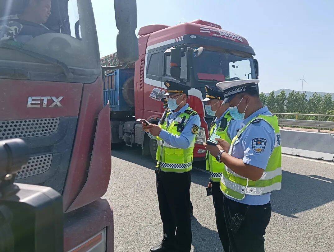 济南市开展货车违法超限超载专项整治联合行动