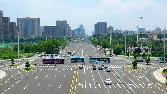 潍坊运营公交线路总长度超过1000千米 城市交通“绿色画卷”徐徐展开