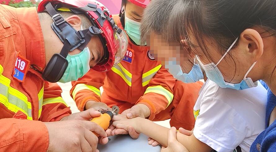 男童手指被卡铁环 济宁消防助其脱困