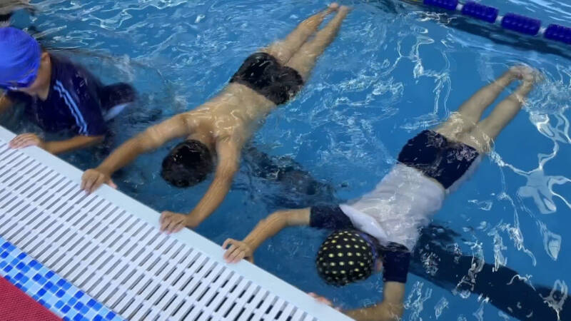 德州：智能化游泳馆正式投用 让学生掌握游泳技能
