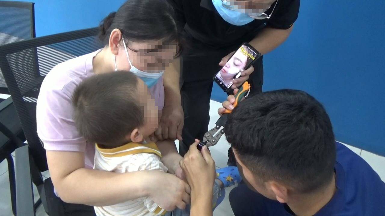 临沂：三岁男童手指被卡香水瓶盖 消防紧急处置3分钟成功取出