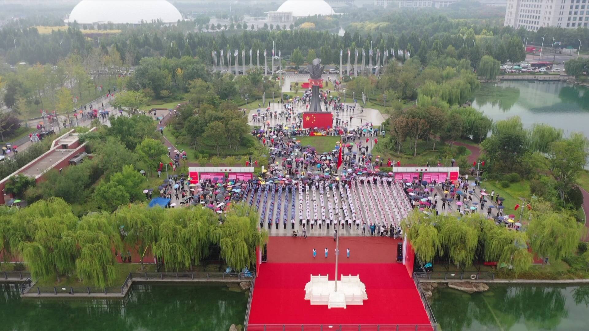 庆祝中华人民共和国成立73周年 淄博市隆重举行升国旗仪式