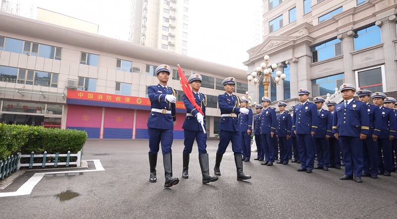 济宁市消防救援支队举行国庆升国旗仪式 激发广大消防员爱国热情