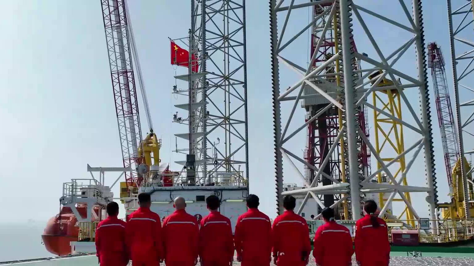 同升一面国旗 海上作业平台员工为祖国献上石油工人的祝福
