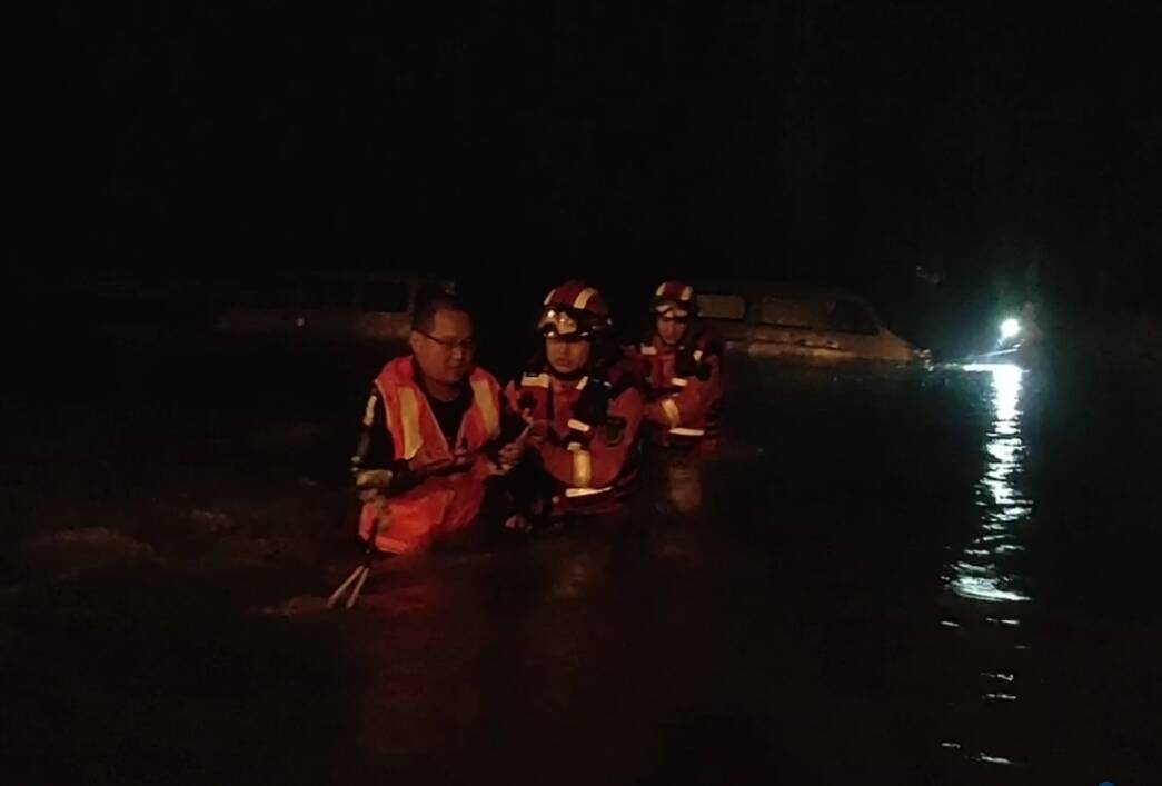山东济南：暴雨车辆被淹两人被困，消防连夜营救