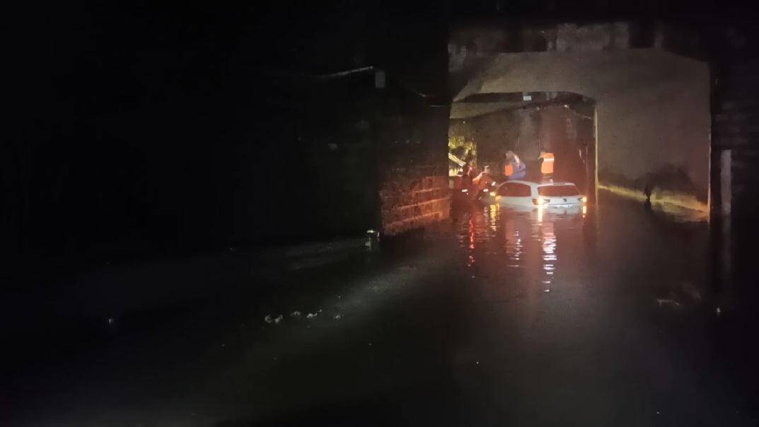 暴雨两人被困积水涵洞 淄博消防紧急救援