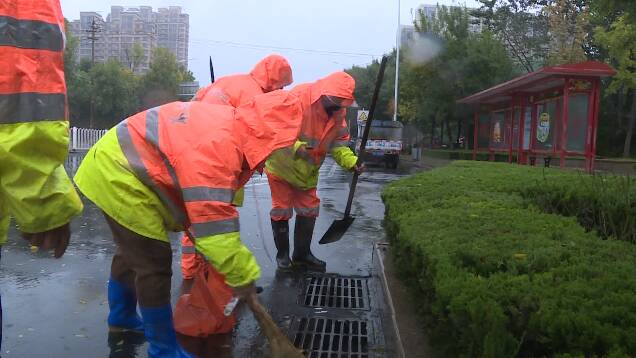 潍坊市潍城区千余名环卫工人坚守防汛一线 消灭积水“拦路虎”