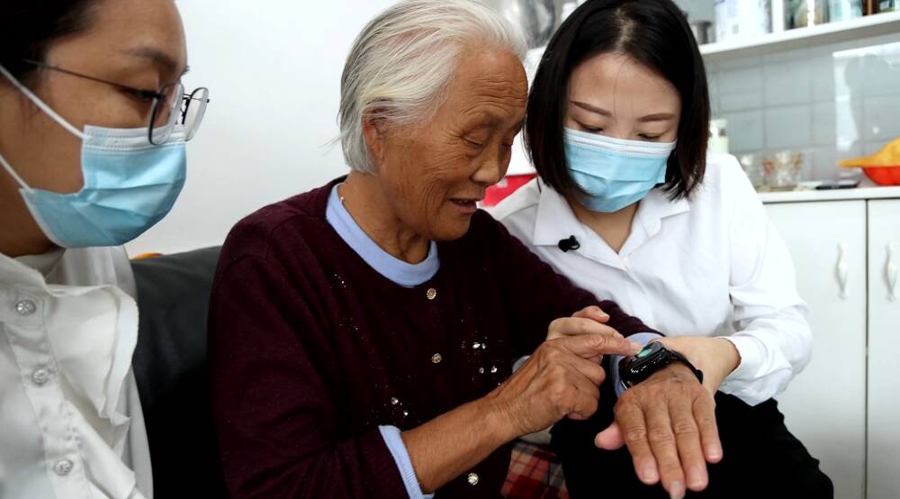 汶上：关爱老人安全健康 智能手环暖人心