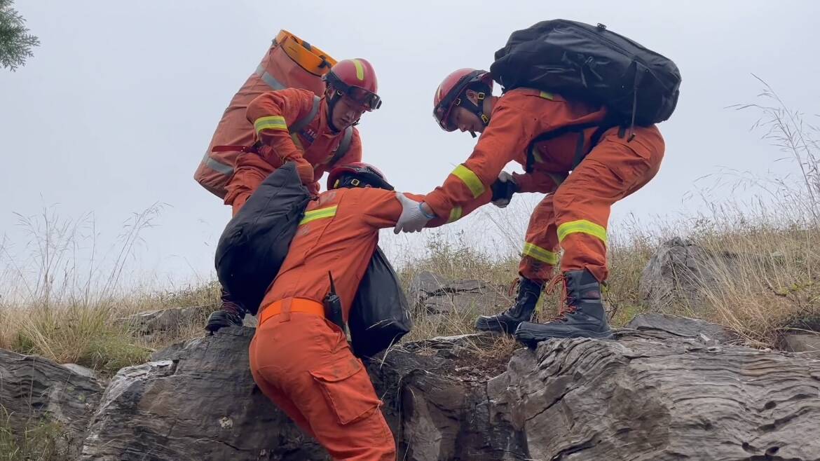 国庆假期驴友登山失足坠落 消防员接力转移架起“人体桥梁”