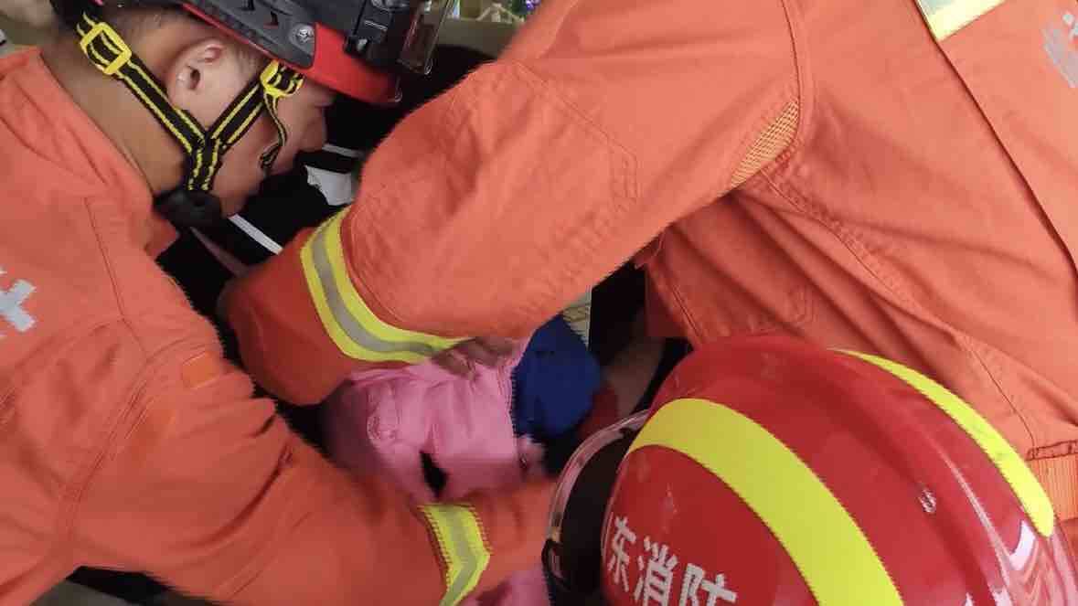 临沂4岁男孩手被旋转门卡住 消防员提醒：国庆出游儿童安全不容忽视