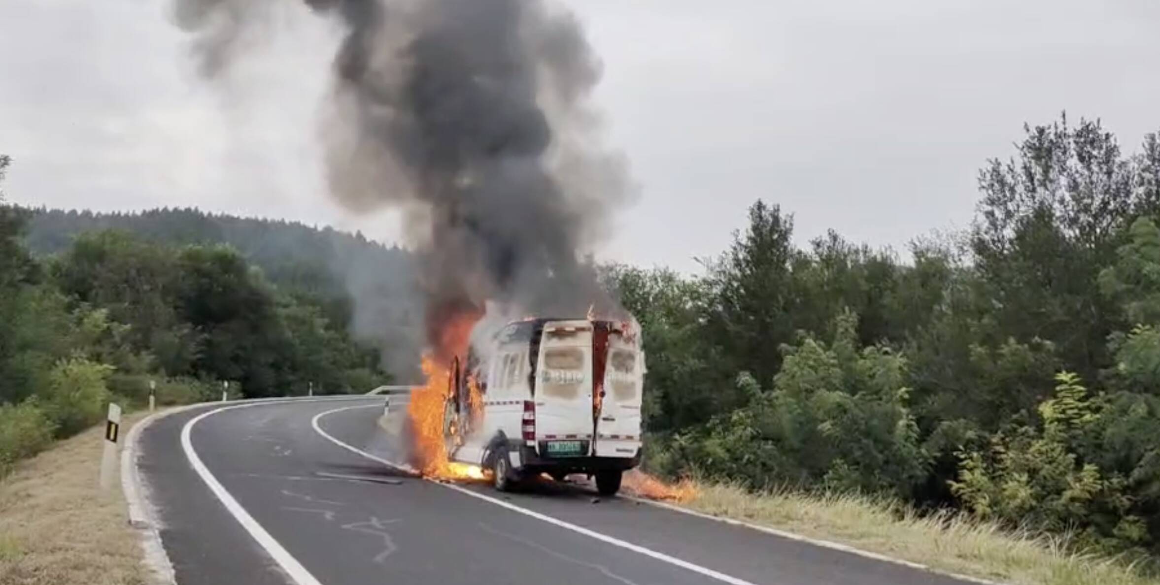 济南高速路上一货车突发自燃 消防40分钟持续灭火救援