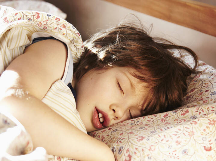 孩子打呼噜不是睡得香，可能是病