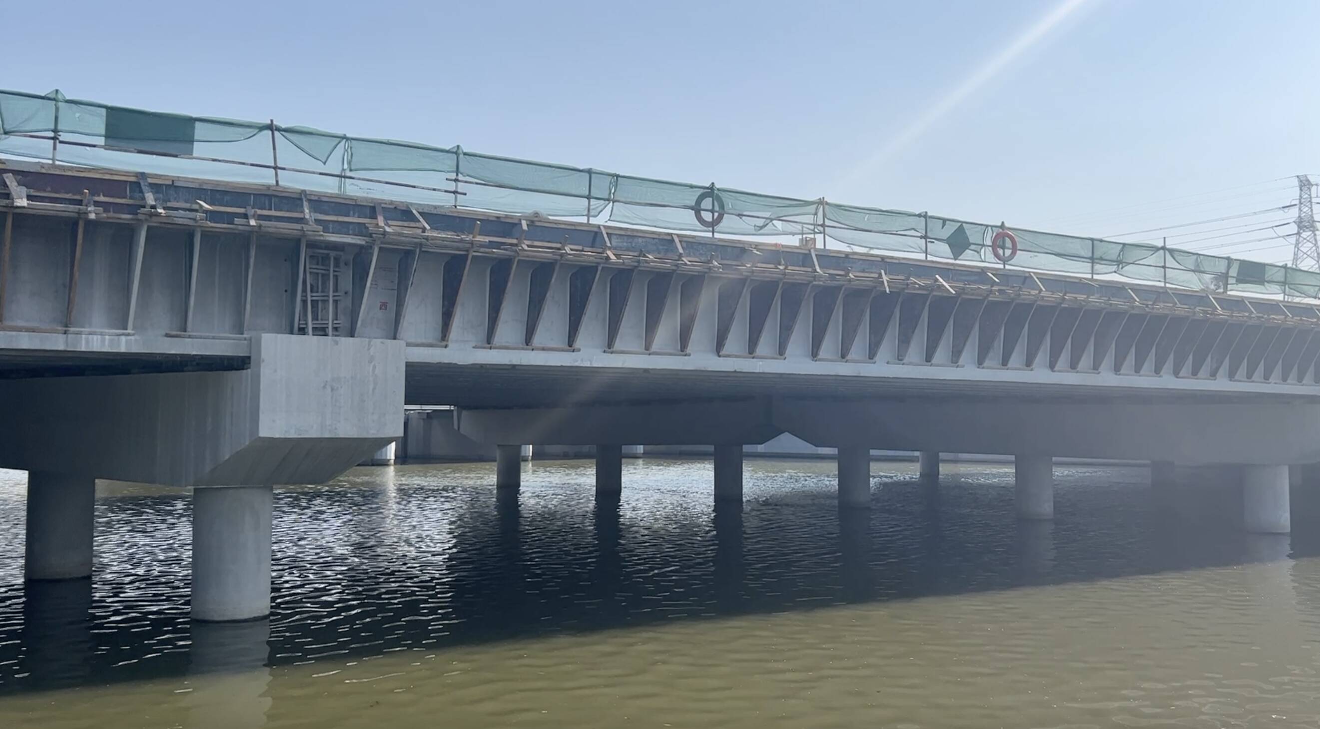 探访济南奥体西路北延工程：跨小清河通道大桥主体结构完成 路面铺设工作正在进行