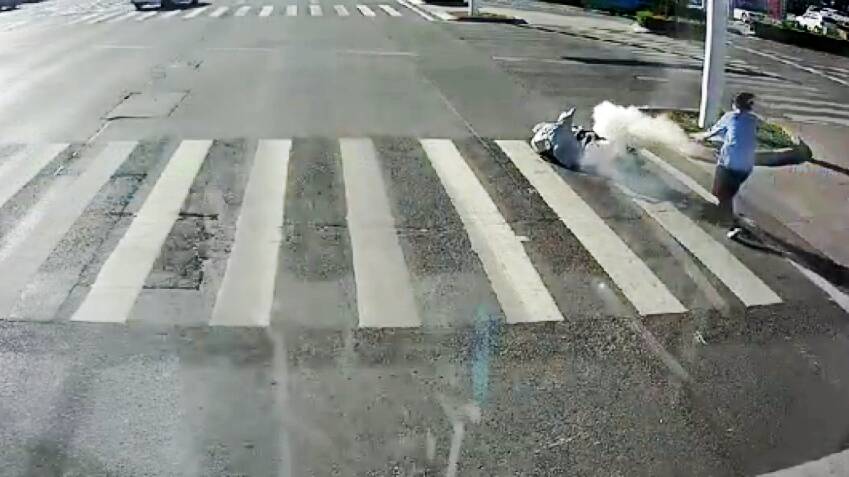 电动车路口自燃！潍坊公交女司机迅速灭火化解险情