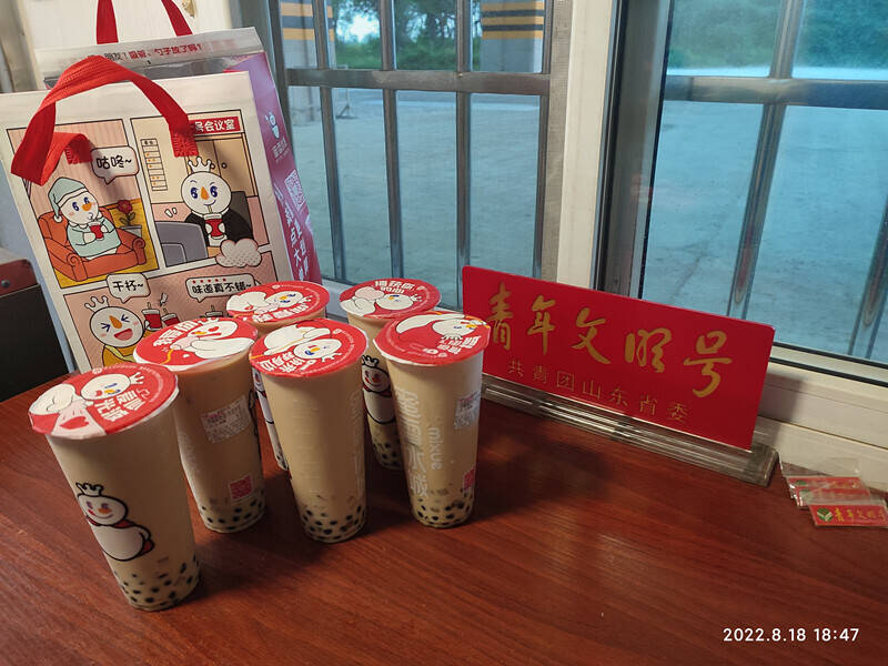 青岛女司机热心帮忙修车 车主次日在同一时间地点等候送奶茶 网友：相互奔赴的真诚让城市更温暖