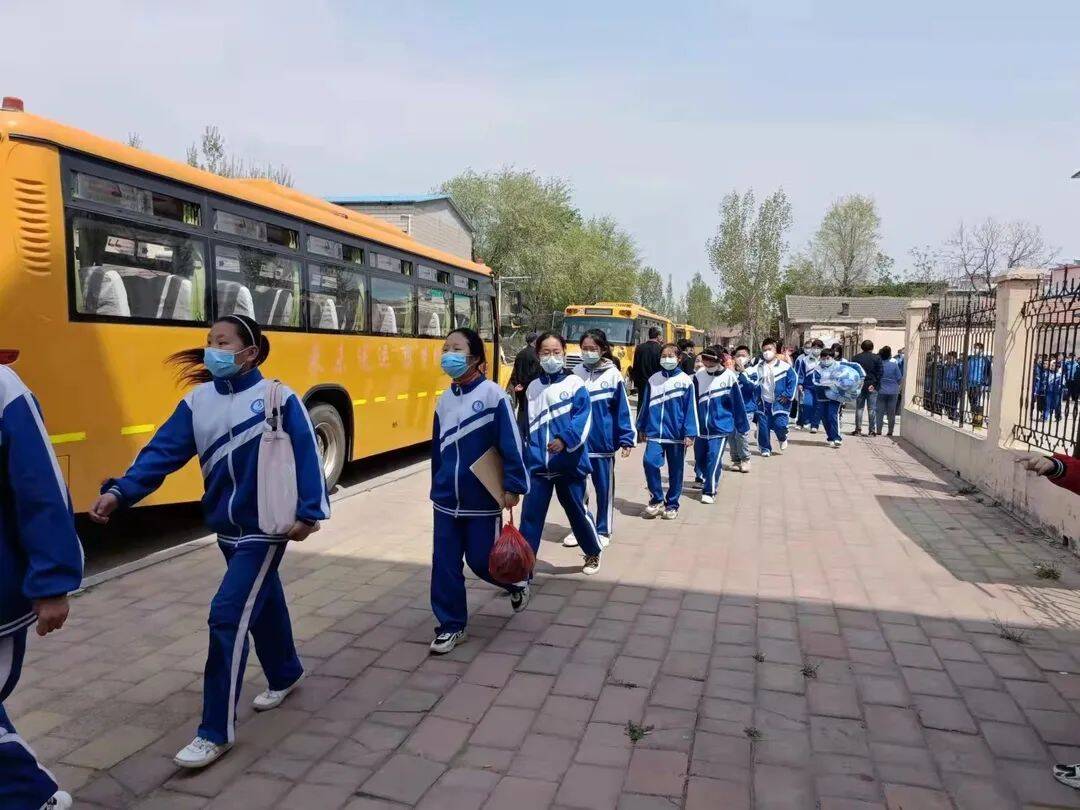 宁阳县中小学恢复线下教学 90辆交运校车恢复常态化运行